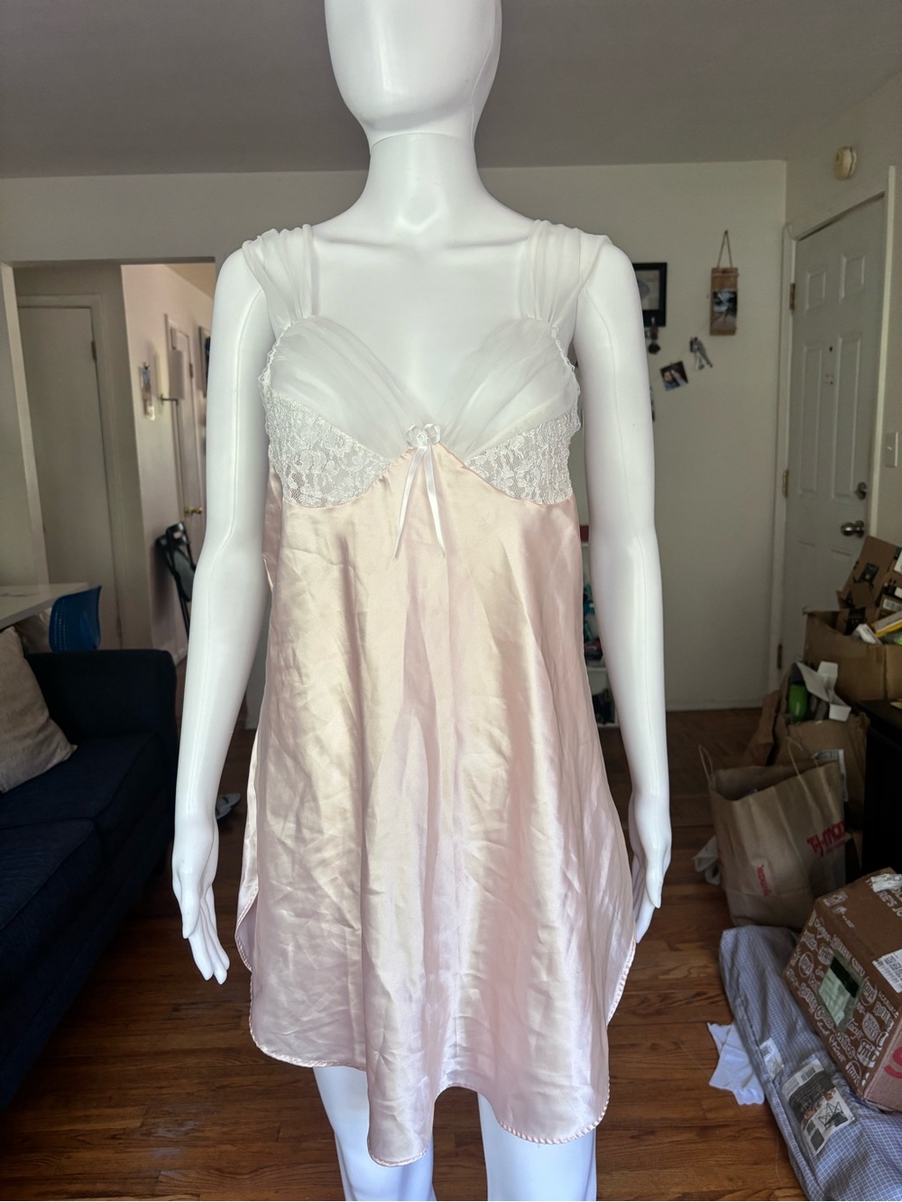 Vtg Delicate Pale Pink Satin babydoll Lace Chemise with Bow Detail